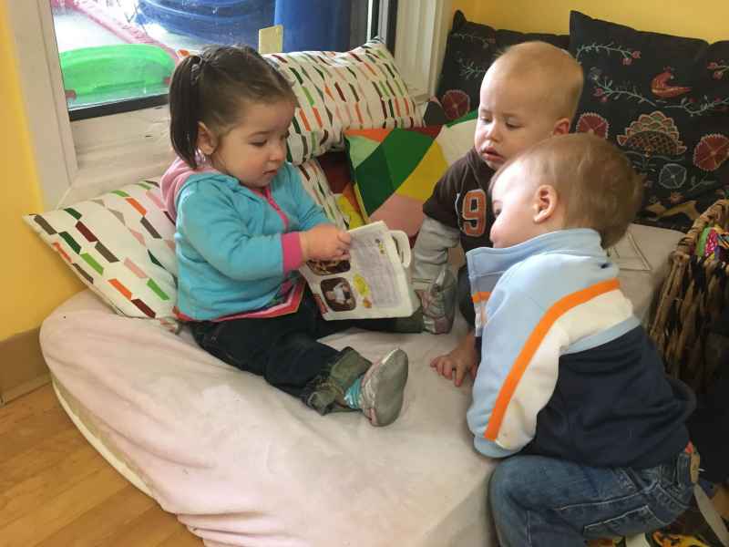 infants reading together